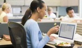 在娱乐公司上班吃瓜